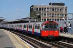 1973 Stock Zug der Picadilly Line in der Haltestelle South Harrow.