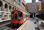 London Underground: Der Triebzug 21079 der Metropolitian Line erreicht am 4. August 2018 die Station Barbican.
