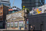 Vier alte Wagen der Jubilee Line haben auf den Überresten eines alten Eisenbahnviadukts an der Great Eastern Street ein zweites Leben als Büro erhalten. Aufgenommen am 22. April 2019.