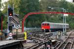 Amersham ist die usserste Endstation des London-Underground-Netzes und wird vier Mal pro Stunde von der Metropolitan Line bedient. Hinter dem Bahnhof verlassen die Zge die Doppelspur der Chiltern Railways und berbrcken ihre Wendezeit auf einem Abstellgleis, so wie am 8.10.2009 Einheit 5067 aus 1960.