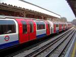 Stadtauswrts fahrender Zug der Central Line in der Newbury Park Station, 18.3.010.