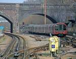 Im Gleisvorfeld der Newbury Park Staion abgestellter Zug der BR 1992 Tube Stock, 18.3.010.