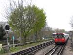 Boston Manor, London: Einfahrt eines Zuges der Piccadilly Line am 10.4.2012