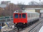 Sub-Surface-Stock D78 nach South Kensington bei der Einfahrt in West Ham, diesmal bei typisch englischem Regen- und Nieselwetter.