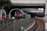 Ein Tor vor der Station -    Vielleicht sollen diese Bögen vor der Station Canning Town verhindern, dass Züge mit Großprofil in den südlich nach der Station folgende engen