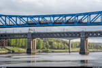 Tyne and Wear Metro am 27. April 2019 auf der Queen Elizabetz II Bridge zwischen Gateshead und Newcastle. Dahinter die King Edward VII Bridge der East Coast Main Line.