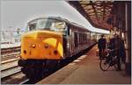 Bahnsteigszene mit einer Britsh Rail Class 45 Diesellok in York.
20. Juni 1984