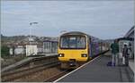 In St. Exeter St Thomas treffen zwei First Great Western Class 143  Pacer  mit dem führenden 143617 für die Fahrt in Richtung Paignton ein. 

19. April 2016 