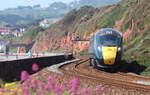 Hochgeschwindigkeitszug unterwegs in der malerischen Gegend zwischen Dawlish und Dawlish Warren. Dawlish Warren, 17.5.2022