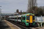 377 605 in der Haltestelle Mitcham Junction. (17.04.2018)