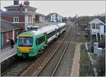 Der Triebwagenzug von Ashford nach Brighton ist in Rye am Hausbahnsteig eingetroffen.