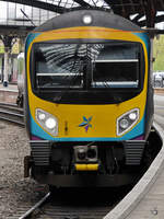 Ein Class 185-Dieseltriebzug während der Ankunft am Bahnhof in York.