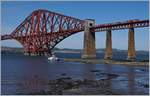 Ein Virgin Train East Coast HST 125 Class 43 auf der mächtigen, 1890 eröffneten, 2523 Meter langen Forth Bridge.