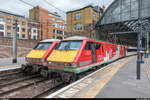 Virgin Trains East Coast 91114  Durham Cathedral  mit abfahrbereitem EC nach Edinburgh Waverley und 91105 am 8. August 2017 in London King's Cross.