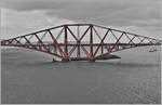 Ein Virgin East Coast HST 125 Class 43 auf dem Weg nach London überquert die Forth Bridge zwischen Nord Queensferry und Dalmeny.