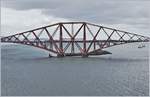 Ein elfteiliger Virgin East Coast HST 125 Class 43 Zug überquert die mächtige Forth Bridge in Schottland.