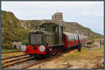 Am 02.05.2026 ist die D100 mit ihren zwei Londoner U-Bahn-Wagen am Mannez Quarry, dem �stlichen Endpunkt der Alderney Railway angekommen.