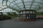 Bahnhof Wemyss Bay in Schottland, aufgenommen am 14.9.2005. Von den Bahnsteigen kann man, geschtzt durch das Glasdach, zum Fhranleger gehen.
