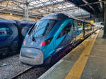 Class 397 01 von TransPennine Express steht im Bahnhof Edinburgh Waverley, 01.05.2025.