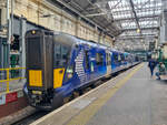 Scotrail Class 385 029 steht im Bahnhof Edinburgh Waverley, 01.05.2025.