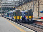 Scotrail Class 385 101 nach Dumblane steht neben Class 385 109 im Bahnhof Edinburgh Waverley, 01.05.2025.
