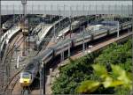 Durch die Tallage bietet sich ein ungewhnlicher Blick aus der Vogelperspektive auf den Hauptbahnhof von Edinburgh, hier mit einem ausfahrenden Dieselschnellzug der East Coast Line. 13.7.2013