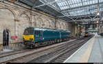 GBRf 92 010, vermietet an Caledonian Sleeper, steht am 20. August 2017 in Edinburgh Waverley abgestellt und wartet auf den Nachtzug nach London Euston.