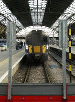 Mit etwas Fantasie sieht man ein gelbes Gesicht mit schwarzer Maske auf den Fotografen zufahren.