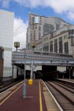 London Fenchurch Street - Platform 1 mit den ber dem Bahnhof gebauten Brogebude