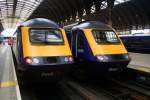 Gleich zwei HST von First Great Western warten am 9.10.2009 auf Gleis 1 und 2 in London Paddington auf Abfahrten in Richtung Exeter-Plymouth und Bristol-Cardiff.