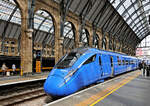 HGV-Zug 803 002 des Betreibers  Lumo , der nur Standard-Bestuhlung anbietet und g�nstige Fahrpreise verspricht, steht in London King's Cross und wartet auf eine Fahrt nach Newcastle.