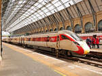 Elektrischer Azuma-Zug 801 213 in der Endstation London King's Cross.