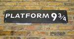 Zwischen den Gleisen 8 und 9 findet man im Bahnhof King's Cross nach langem Suchen und unter Anleitung eines freundlichen Bahn-Mitarbeiters dieses Kuriosum à la Harry Potter - der Durchgang in die