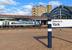 Welcome to York: TransPennine-Express in der Abendsonne im Bahnhof York.