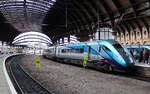Schöner, typisch britischer Bahnhof in York mit Hochgeschwindigkeitszug der TransPennine-Express.