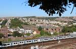 Währenddem ein Thameslink Class 700 im Vordergrund in Richtung Bahnhof Brighton fährt, durchquert ein Class 377 als Southern Brighton - Eastbourne am 3.