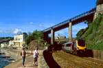 Cross Country Service Paignton . Birmingham, die Strecke luft bis Exeter weitgehend entlang der Kste. Triebwagen 221 124 hat den Bahnhof Teignmouth verlassen und hat nun den schnsten Kstenabschnitt um Dawlish vor sich, 30.08.2010, Zug 10.06 Paignton.