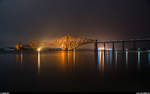 Forth Bridge von South Queensferry aus gesehen am Abend des 26.