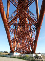 Auch von unten ein höchst imposantes Bauwerk: Firth of Forth Bridge nördlich von Edingburgh.