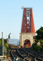 der kleine Dieseltriebzug 158732 verschwindet auf seinem Weg nach Edinburgh im gigantischen Bauwerk Firth of Forth - Bridge.
