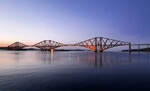 Wunderschöne Szenerie kurz nach Sonnenuntergang bei der Firth of Forth Bridge.