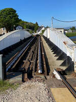 Kurz nach 9 Uhr beginnt das Spektakel, das in dieser Jahreszeit zweimal pro Tag erfolgt: die Eisenbahnbrücke wird abgedreht, damit die Schiffe diese Stelle passieren können. Das Foto wurde vom Fussweg-Uebergang aus geschossen. Inverness, 8.5.2025