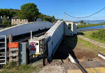 Kurz nach 9 Uhr beginnt das Spektakel, das in dieser Jahreszeit zweimal pro Tag erfolgt: die Eisenbahnbrücke wird langsam abgedreht, damit die Schiffe diese Stelle passieren können. Das Foto wurde vom Fussweg-Uebergang aus geschossen. Inverness, 8.5.2025