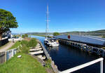 Super, dass wir diese technische Rarität live 'in action' erleben konnten! Blick vom Kanalufer auf der Ostseite auf die abgedrehte Clachnaharry Railway Swing Bridge, währenddem ein Schiff
