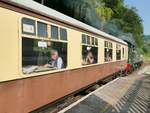 Dampflok No. 5541 der GWR 2-6-2T 4575 Class  vor einem BR Mk1 Wagen der Dean Forest Railway in  Chocolate and Cream  Farben in der Norchard High Level Station, 14.9.2016 