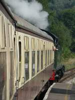 Warten auf Abfahrt: Dampflok No. 5541 der GWR 2-6-2T 4575 Class vor einem BR Mk1 Wagen der Dean Forest Railway in der Norchard High Level Station, 14.9.2016 