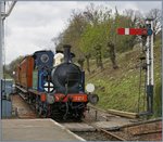 Die SECR P Class (South Eastern and Chatham Railway) 323 erreicht Horsted Keynes. Diese kleine, bunte Lok ist seit 1960 bei Museumsbahn Bluebell Railway.
23. April 2016