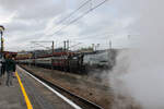 No photos, please! 34067  Tangmere  hatte wohl genug von den ganzen Fotografen und versteckte sich in einer Dampfwolke, w�hrend sie mit viel Radschlupf den Bahnhof York verl�sst.(04.07.2026)