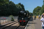 34059  Sir Archibald Sinclair  f�hrt mit dem ersten Zug des Tages in East Grinstead ein.