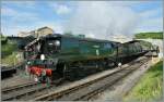 Die 34070 (ex Southern Railway 4-6-2  Battle of Britain ) der Swanage Railway beschleunigt ihren Eilzug Richtung Corfe Castle bei der Ausfahrt in Swanage.